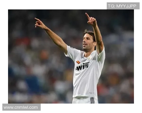 与足球明星合拍的神秘人物揭晓,背后故事竟让人惊讶! 与足球明星合拍的神秘人物揭晓,背后故事竟让人惊讶!