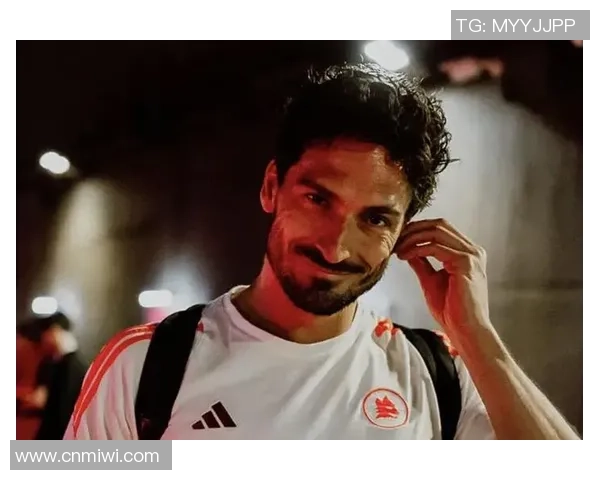 中国足球球星街头休闲时尚风采高清图片展现其独特个人魅力与生活态度 中国足球球星街头休闲时尚风采高清图片展现其独特个人魅力与生活态度